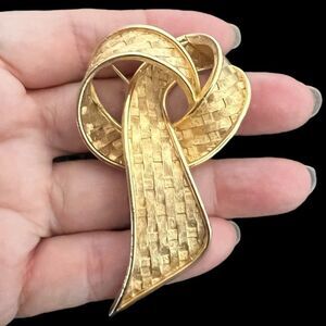 Wide Vintage gold plated classic ribbon brooch